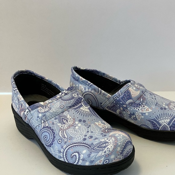 Ohmm Women’s “Grey Paisley” Clogs, Size 6 - Picture 2 of 8